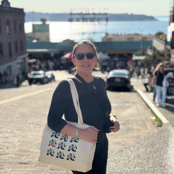 Meet your Posher, Giovanna (AKA Gio) - Picture 3 of 4